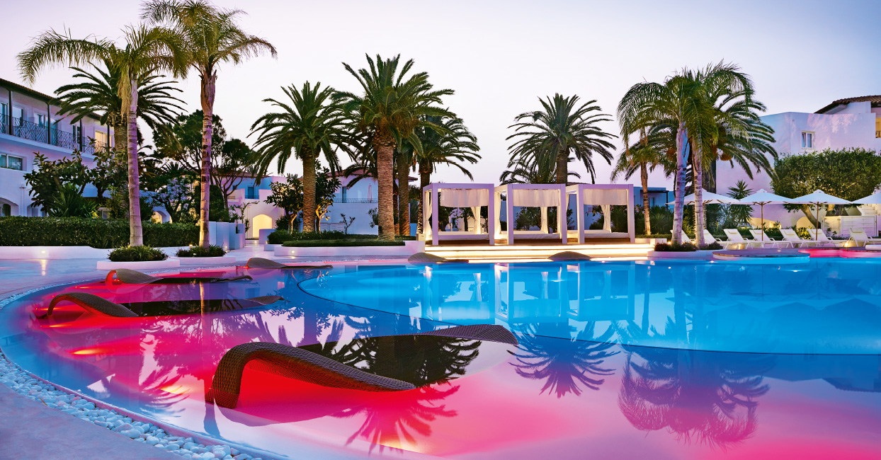01-confetti-exotic-pool-and-sun-loungers-in-greek-grecotel-caramel-boutique-resort