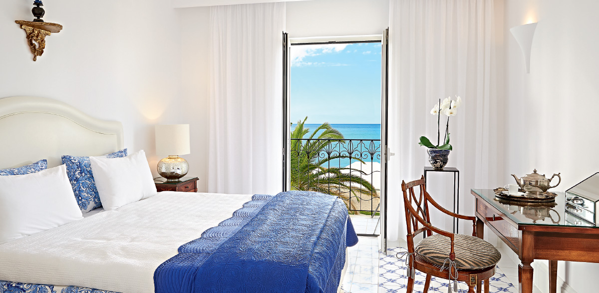 02-4-bedroom-villa-seafront-sea-view-luxury-accommodation-in-crete