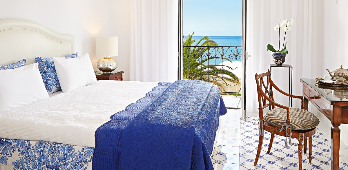 02-sleeping-quarters-with-sea-views-in-caramel-one-bedroom-beach-villa
