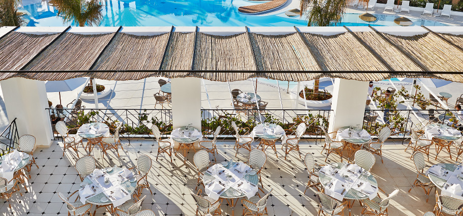 01-caramel-the-restaurant-al-fresco-dining-by-the-pool