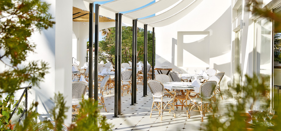 04-outdoors-dining-in-caramel-the-restaurant-grecotel