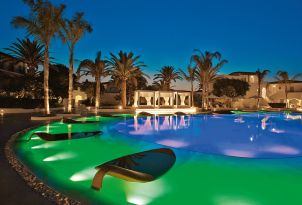 09-caramel-at-night-colorfull-pool-crete-grecotel