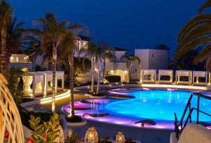 11-colorfull-pool-at-night-caramel-resort-crete